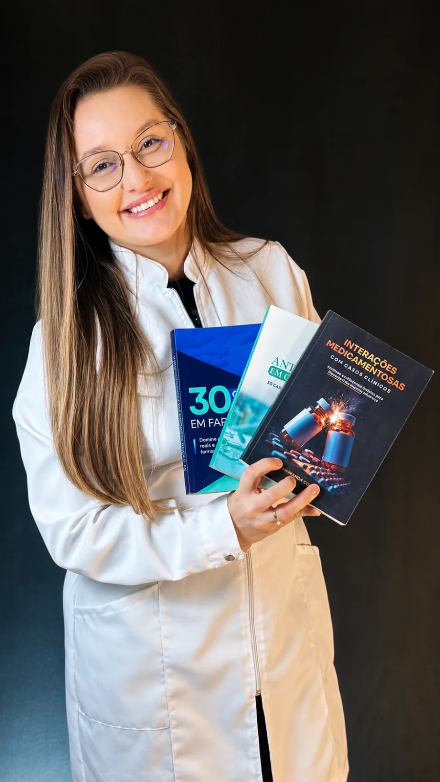 Farmacêutica segurando o combo completo de livros físicos de Casos Clínicos